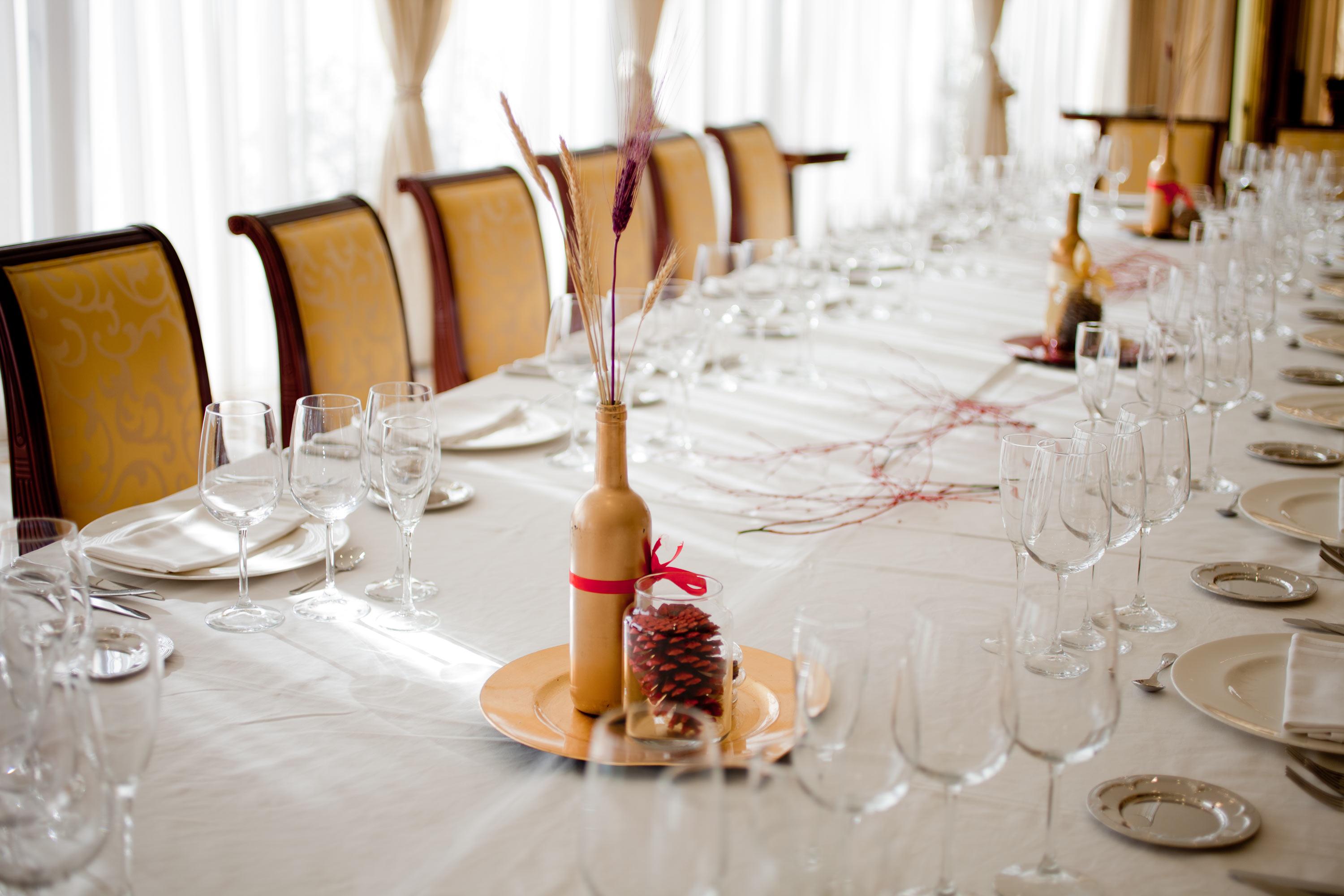 Hotel Alameda Palace Саламанка Экстерьер фото The photo shows a beautifully arranged dining table set for a formal meal. The table is covered with a white tablecloth and features elegant place settings, including plates and a series of glasses arranged neatly. In the center, there is a decorativ