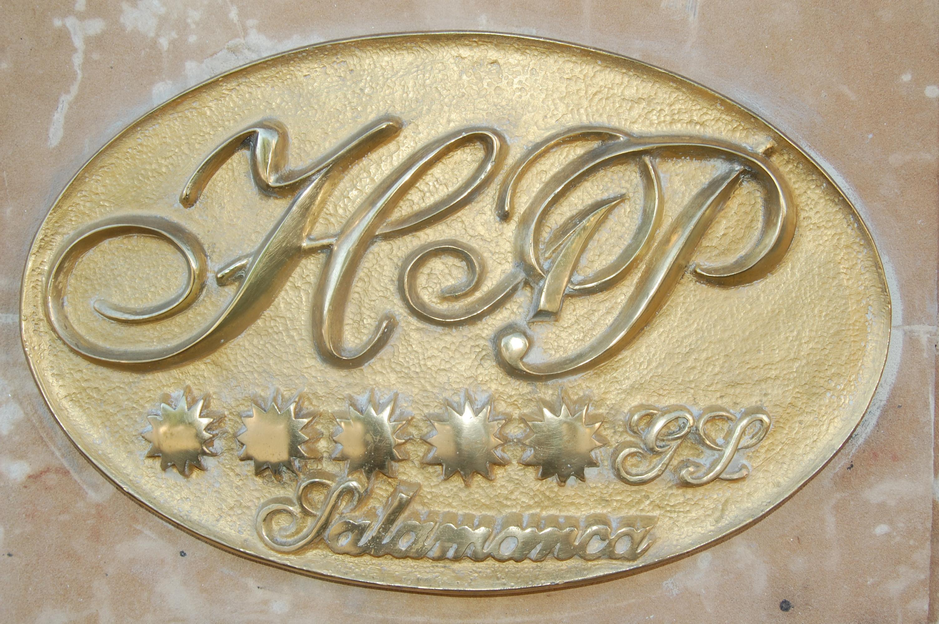 Hotel Alameda Palace Саламанка Экстерьер фото The image shows a decorative plaque that features the letters "HP" in an ornate script. Below the letters, there are five stars arranged in a row, and beneath that, the word "Salamanca" is displayed in a simpler script. The plaque has a golden color,